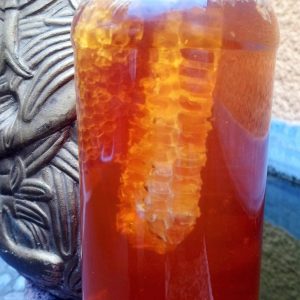 El texto proporciona una serie de consejos y pruebas para reconocer si la miel que se está consumiendo es falsa o adulterada.